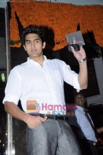Vijender Singh at the Launch of Suzanne Roshan_s The Charcoal Project in Andheri, Mumbai on 27th Feb 2011 (2).JPG
